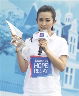 李冰冰穿运动休闲服装