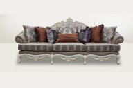 欧式蓝冠注册纯手工烤漆皇冠花三人沙发，尽显主人客厅的华贵和精细。