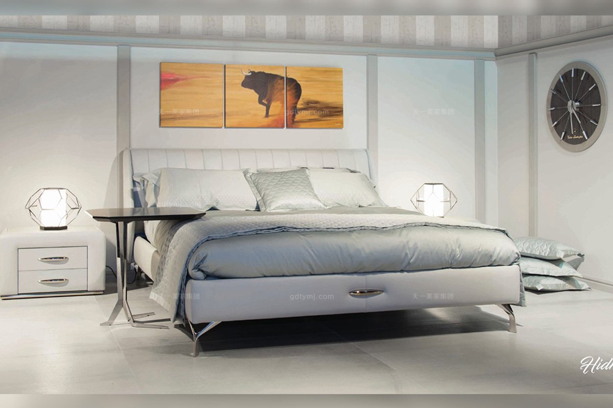 高端别墅豪华品牌蓝冠注册卧室现代米白色优质不锈钢五金脚大床