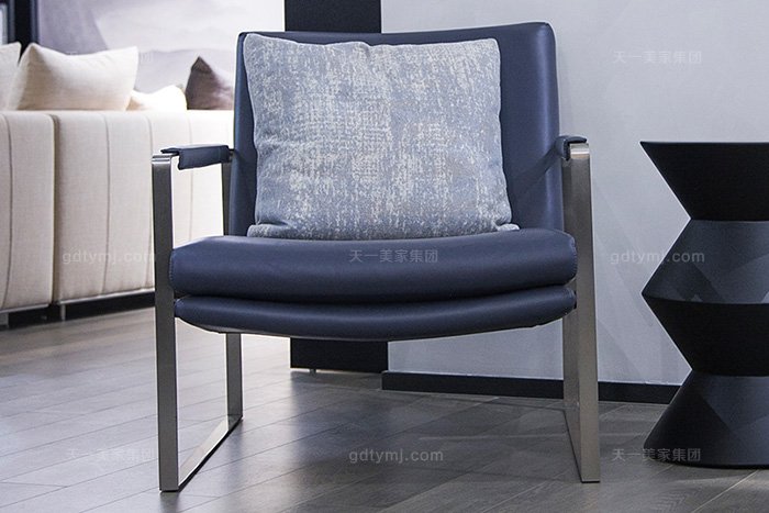 意式极简元素现代简奢蓝冠注册蓝色真皮休闲单椅休闲椅